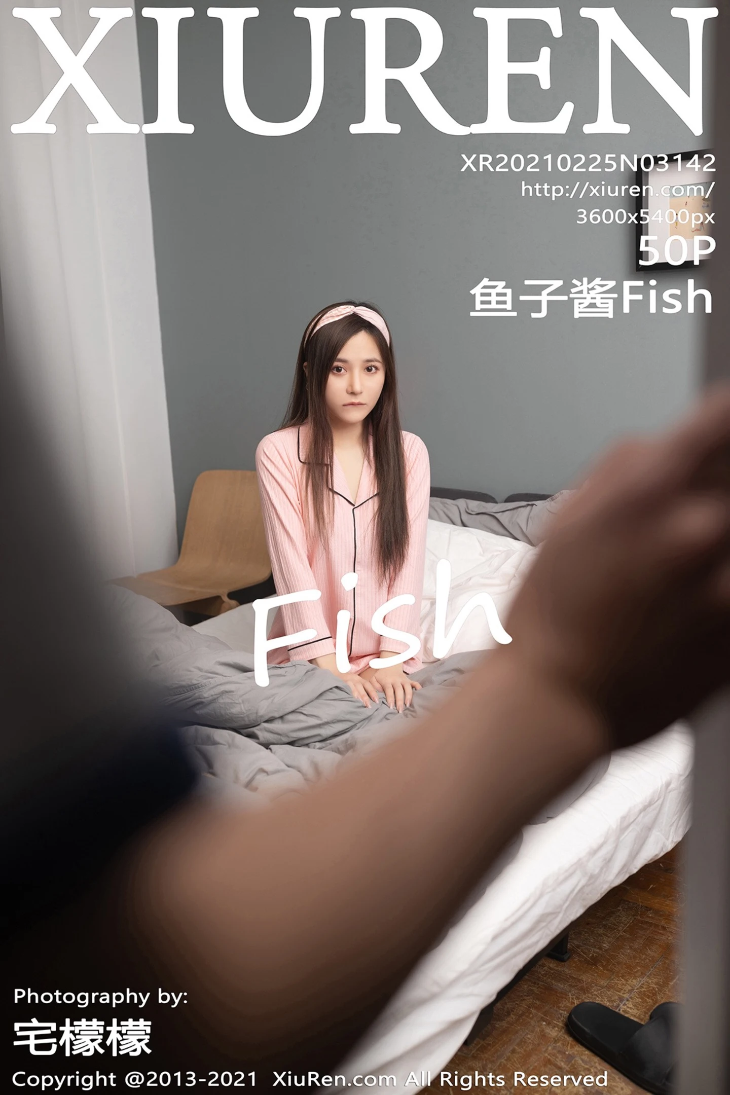 [XiuRen秀人网]VOL.3142 嫩模鱼子酱Fish私房脱格子裙露白色缕空内裤秀火辣身材诱惑写真50P-秀人网官方网站